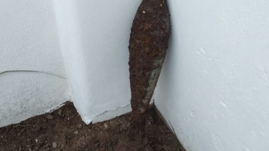 Halló un misil enterrado en su casa cuando cavaba para poner plantas