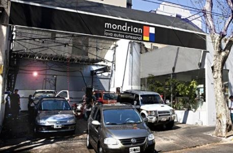 Lavaban un auto, vieron un arma adentro, llamaron al 911 y todo terminó a los tiros con tres detenidos