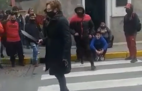 Abuela corre a piqueteros con un machete en Salta