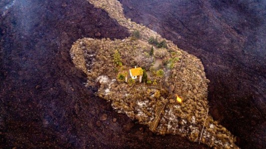 El milagro de la "casita de la esperanza" que se salvó del avance de la lava del volcán en La Palma
