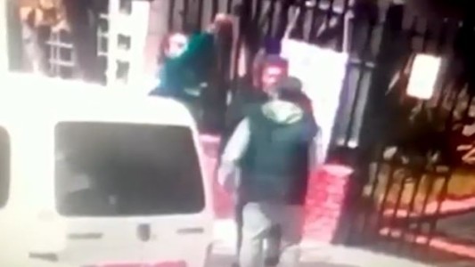 "Luchona": un padre discriminó a una mamá del jardín y perdió un ojo en una brutal pelea