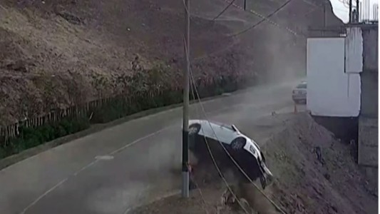 Conductor despista, cae por un barrando y choca contra una pared