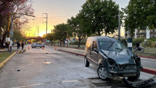 Le dio de lleno a un semáforo con su auto