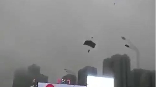 Paracaidistas saltan desde un rascacielos y aterrizan en una avenida