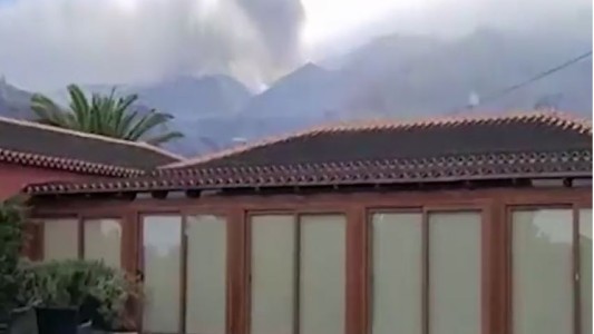 Un guardia civil muestra cómo está su casa a los pies del volcán de La Palma
