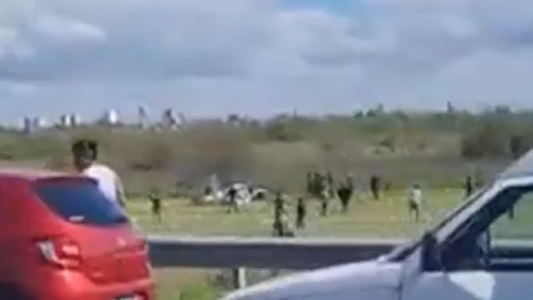 Cayó una avioneta en la autopista Bs.As - La Plata