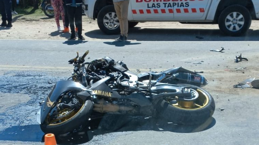 Murió un joven de 21 tras impactar su moto contra una camioneta