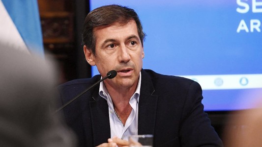 El senador Naidenoff anunció que se contagió de coronavirus y está aislado