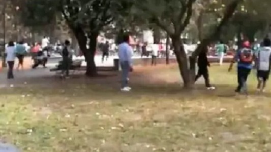 “La guerra de las gorras”: brutal batalla de jóvenes en una plaza de Tucumán