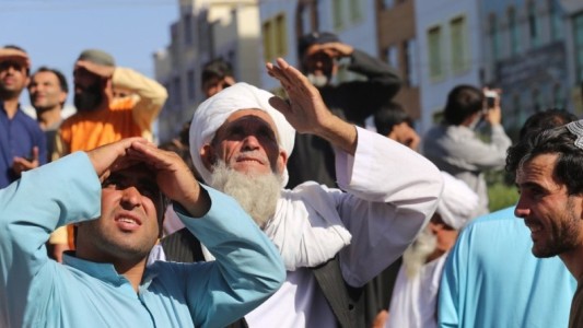 Talibanes ejecutaron y colgaron de grúas a 4 supuestos secuestradores