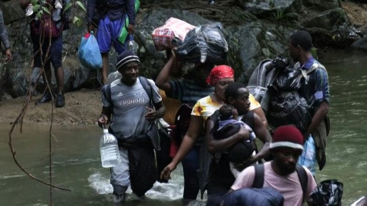 Migrantes haitianos cruzan selva colombiana en su dura travesía hacia EE. UU.
