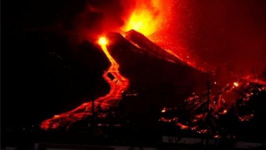 Alarma en España: la lava del volcán La Palma llegó al mar