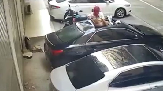 Mujer tenía relaciones sexuales en el balcón y se cayó sobre el auto de un vecino