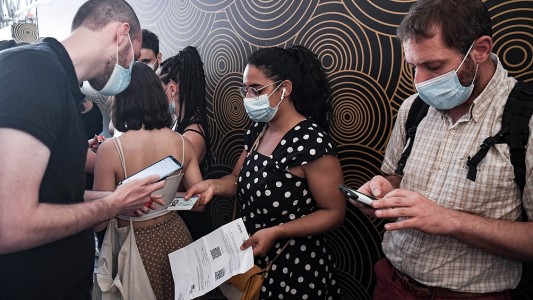 Francia anunció que extenderá el uso del pasaporte sanitario hasta mediados de 2022