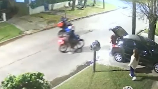 Video: se plantó frente a los motochorros y salvó a sus vecinos