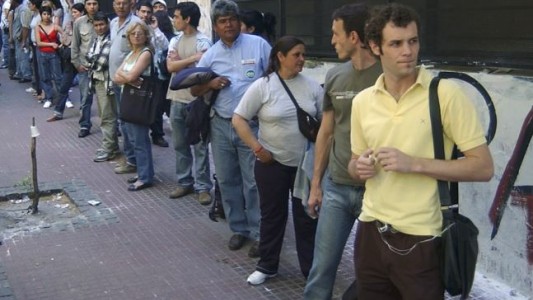 Aseguran que la desocupación cayó por el “efecto desaliento” y que se destruyeron puestos de trabajo
