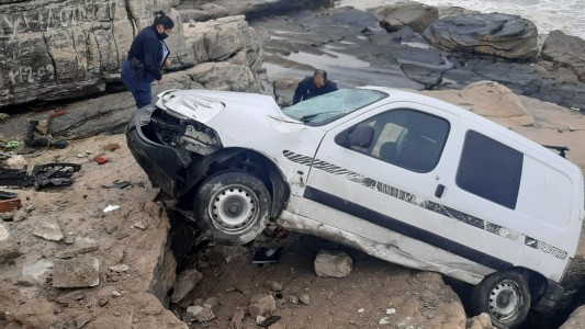 Mar del Plata: otro vehículo despistó y cayó a las rocas en la costa