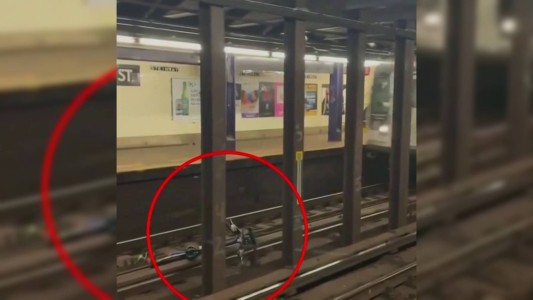 Un hombre dejó una bicicleta en las vías del metro y causó una explosión impresionante