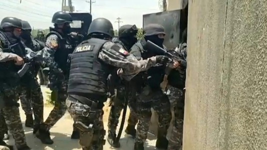 Policía de Ecuador asume control de una cárcel tras masacre de más de 100 presos