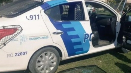 Policías fueron a un barrio por la muerte de una mujer y les desvalijaron el patrullero