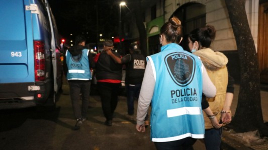 Cayeron "Los Reyes de Constitución": tenían un bar con venta de drogas