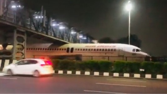 Insólito: un avión quedó atorado en un puente peatonal