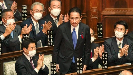 El Parlamento japonés designa a Fumio Kishida como primer ministro