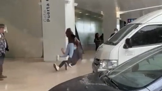 El fallido encuentro de una pareja con relación a distancia que se volvió viral