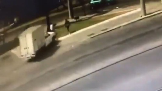 Repartidor atropella a dos ladrones que lo asaltaron y los mata