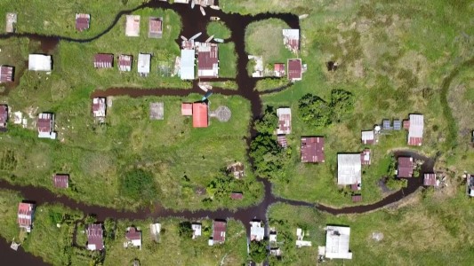 El pueblo flotante que se extingue atrapado por el lodo