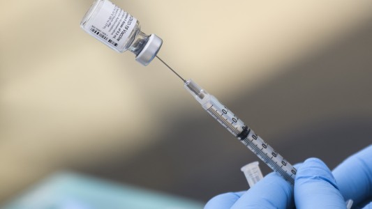 España autorizó la tercera dosis de la vacuna contra el coronavirus a los mayores de 70 años