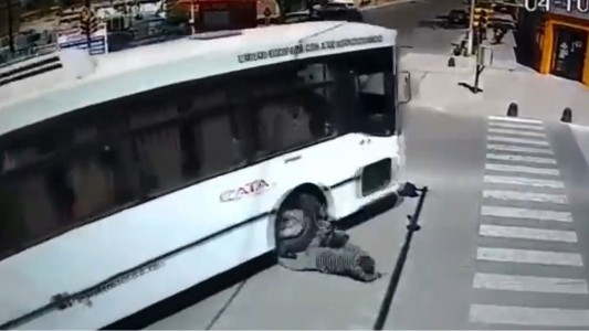 El dramático momento en que un colectivo arrolla a un ciclista en Mendoza