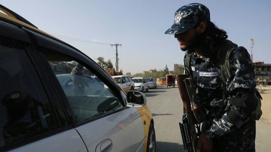 Militares talibanes ahora se convierten en los policías de Kabul