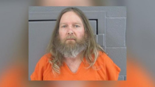 Fue detenido por matar a su hermano farmacéutico: creía que envenenaba a la gente al vender vacunas contra el coronavirus