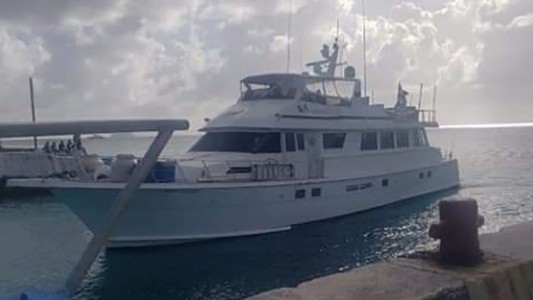 Un barco reportó que vio luces de bengala en la zona donde buscan el yate desaparecido con tripulantes argentinos