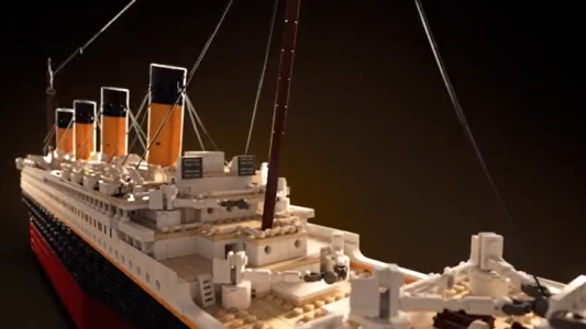 LEGO lanzó una figura del Titanic con más de 9 mil piezas