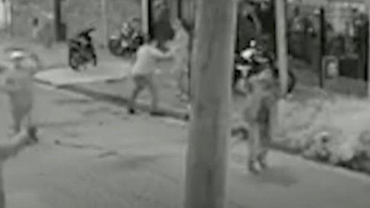 Fiesta duró toda la noche: los denunciaron y apedrearon a los policías