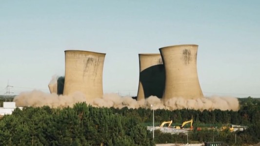 Así implosionaron cuatro torres de un central eléctrica en Reino Unido