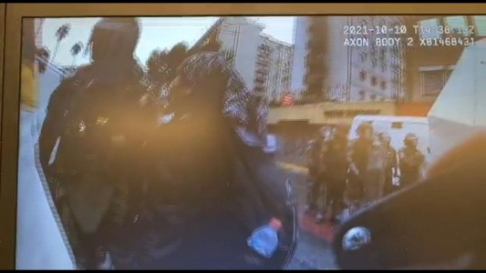 El momento en que una mujer recibe una herida mortal durante una protesta