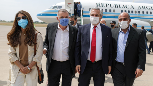 El Presidente llegó a Tucumán para recorrer fábricas y encabezar un acto