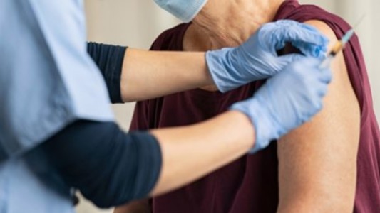 Vacuna: la OMS recomendó una tercera dosis contra el coronavirus a personas inmunodeprimidas