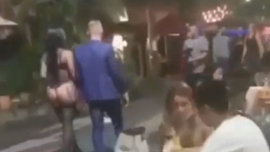 Turismo sexual: piden la deportación de un extranjero que se paseó en Colombia con una mujer en ropa interior y encadenada