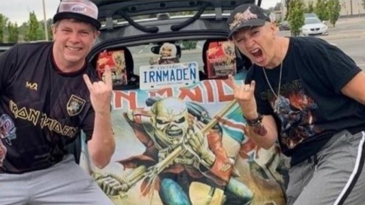 Padres piden echar a directora de escuela fanática de Iron Maiden: alumnos juntan firmas para que se quede