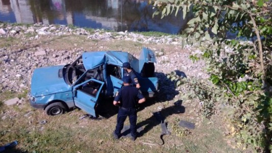Despistó con su auto y cayó a la vera del río Suquía