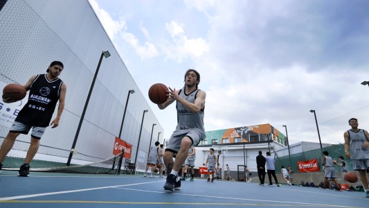 FOTOS: Paulo Londra el alumno de basquet de lujo de Rubén Magnano