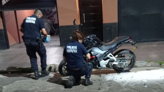 Matan a un policía porteño al robarle la moto en Caseros