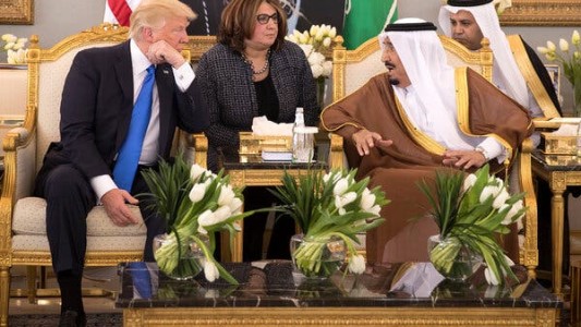 Investigan si funcionarios de Trump se quedaron con obsequios para autoridades extranjeras