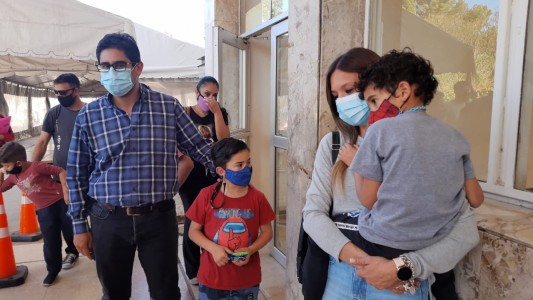 El Ministro de Salud vacunó a sus hijos de 6 y 7 años