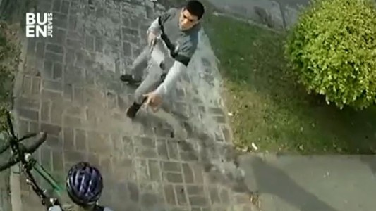 Video: A los gritos una mujer ahuyentó al delincuente armado que le apuntó para robarle la bicicleta