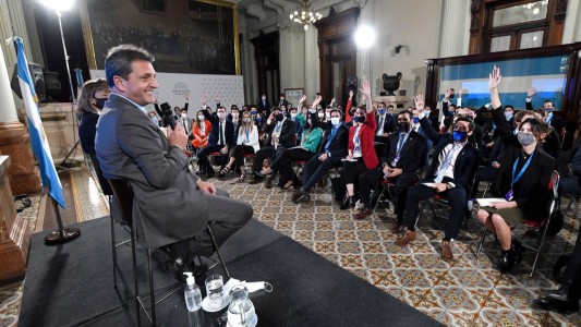 Massa se reunió con 90 jóvenes profesionales en Diputados